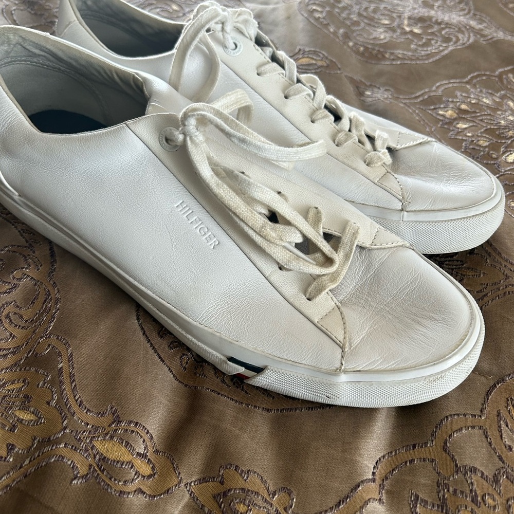Tommy Hilfiger White Sneakers Sleek Minimalist Design